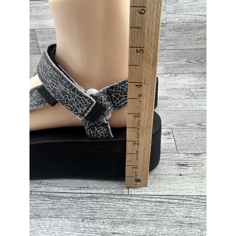 Teva Flatform Universal Shoes Womens Size 9 Black Crackle Strap Platform Sandals
